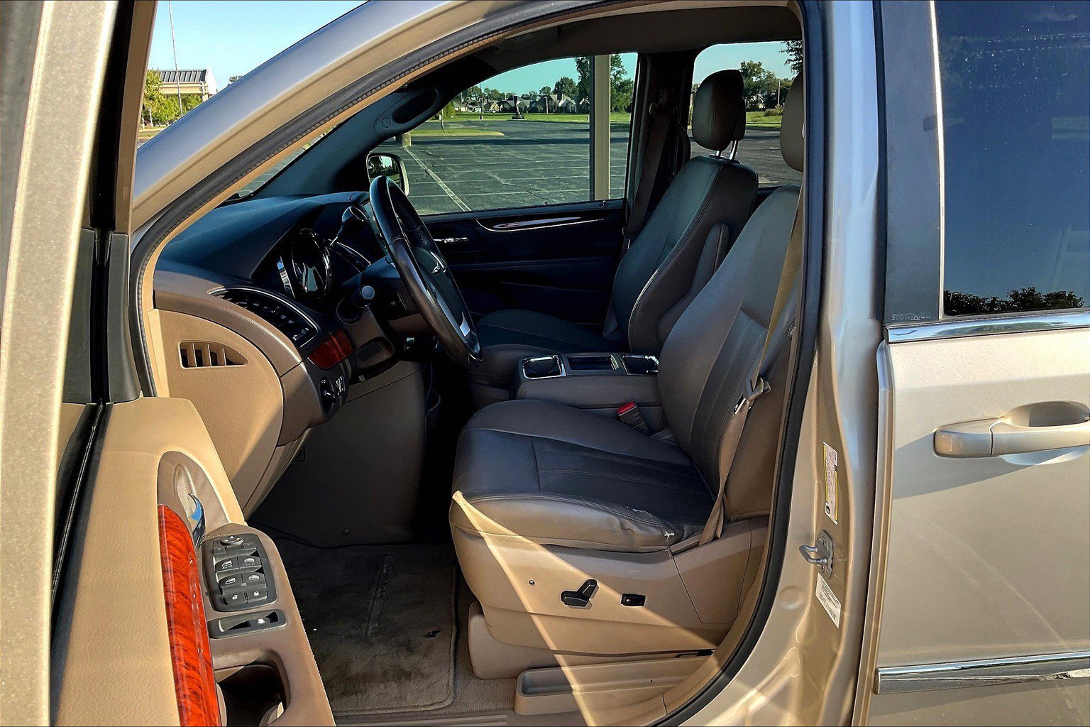 Used 2012 Chrysler Town & Country Touring w/ Entertainment Group #1 image 7