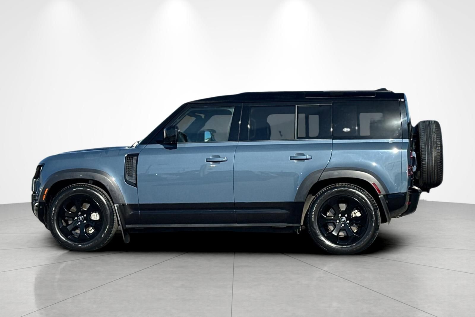 Used 2023 Land Rover Defender 110 X-Dynamic SE image 3