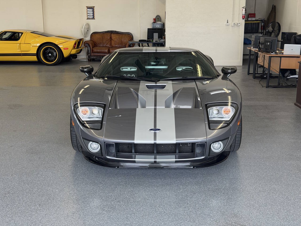 Used 2006 Ford GT RWD image 3
