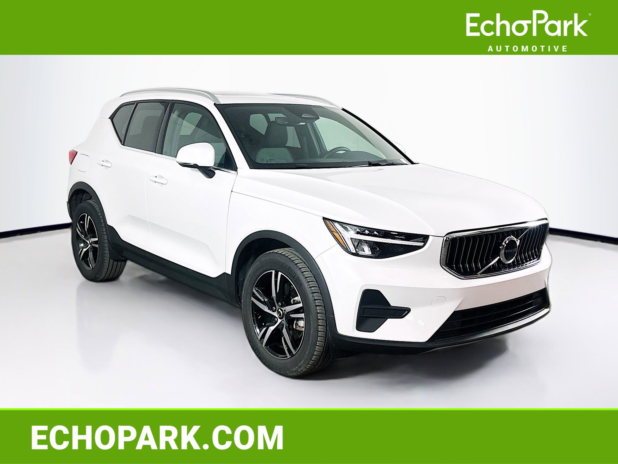 Used 2025 Volvo XC40 B5 Core image 1