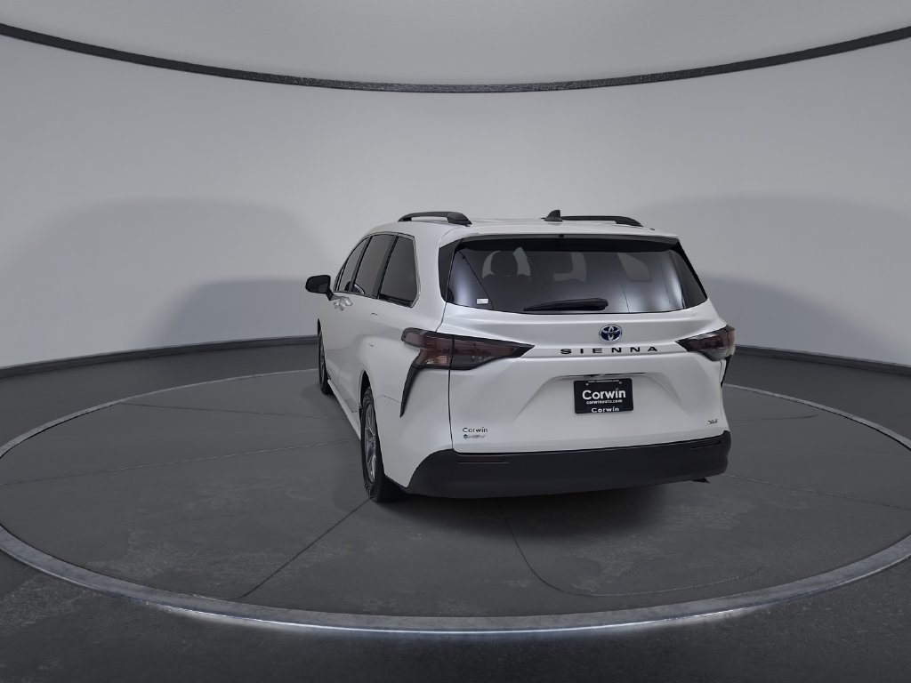 Used 2025 Toyota Sienna XLE FWD image 13