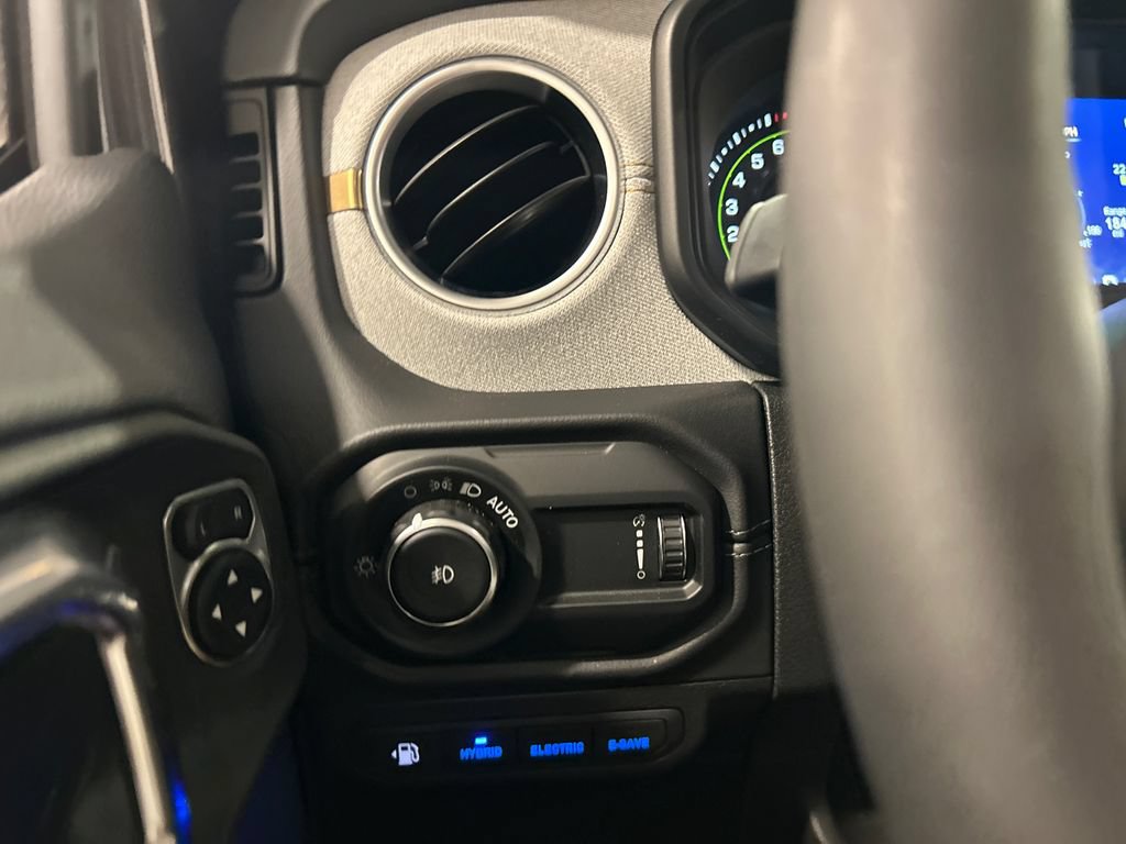 Used 2025 Jeep Wrangler Unlimited Sahara AWD/4WD image 18