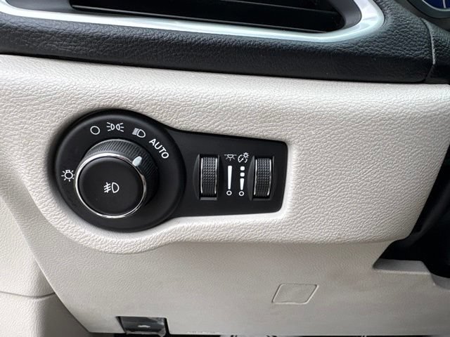 Used 2018 Chrysler Pacifica Limited w/ Tire & Wheel Group FWD image 26