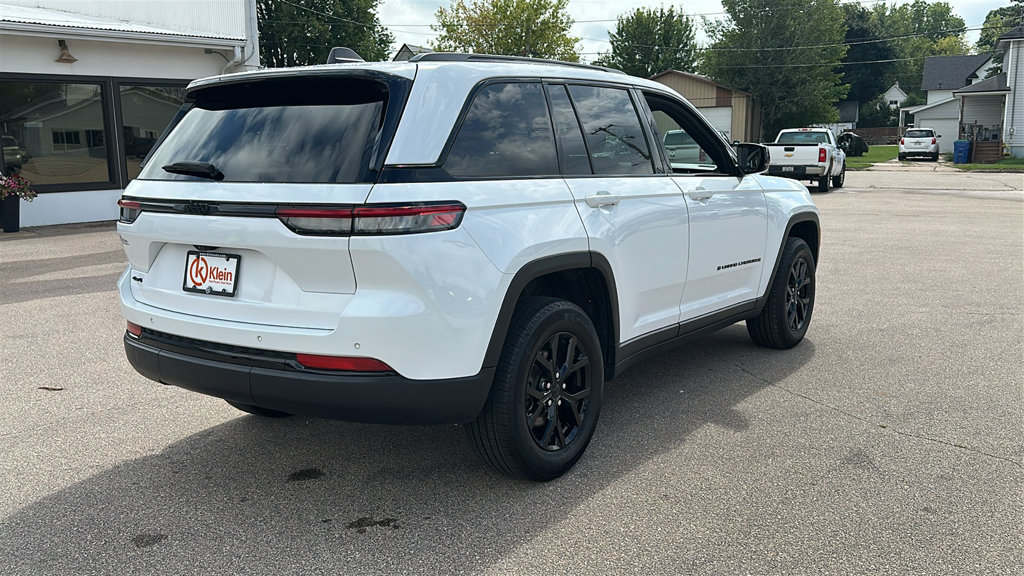Used 2025 Jeep Grand Cherokee Altitude AWD/4WD image 8