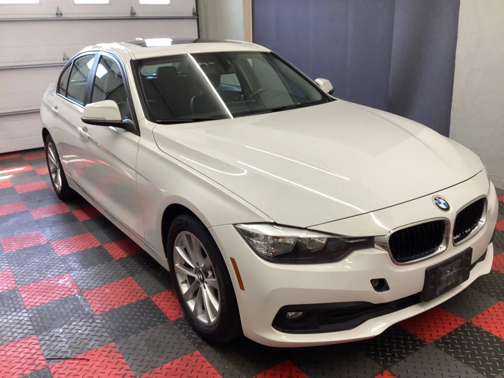 Used 2016 BMW 320i xDrive Sedan AWD/4WD image 2