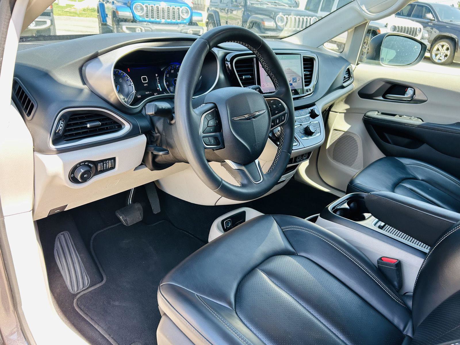 Used 2023 Chrysler Pacifica Touring-L FWD image 14