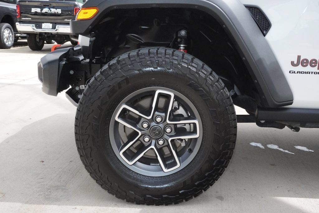 Used 2025 Jeep Gladiator Mojave w/ Convenience Group AWD/4WD image 9