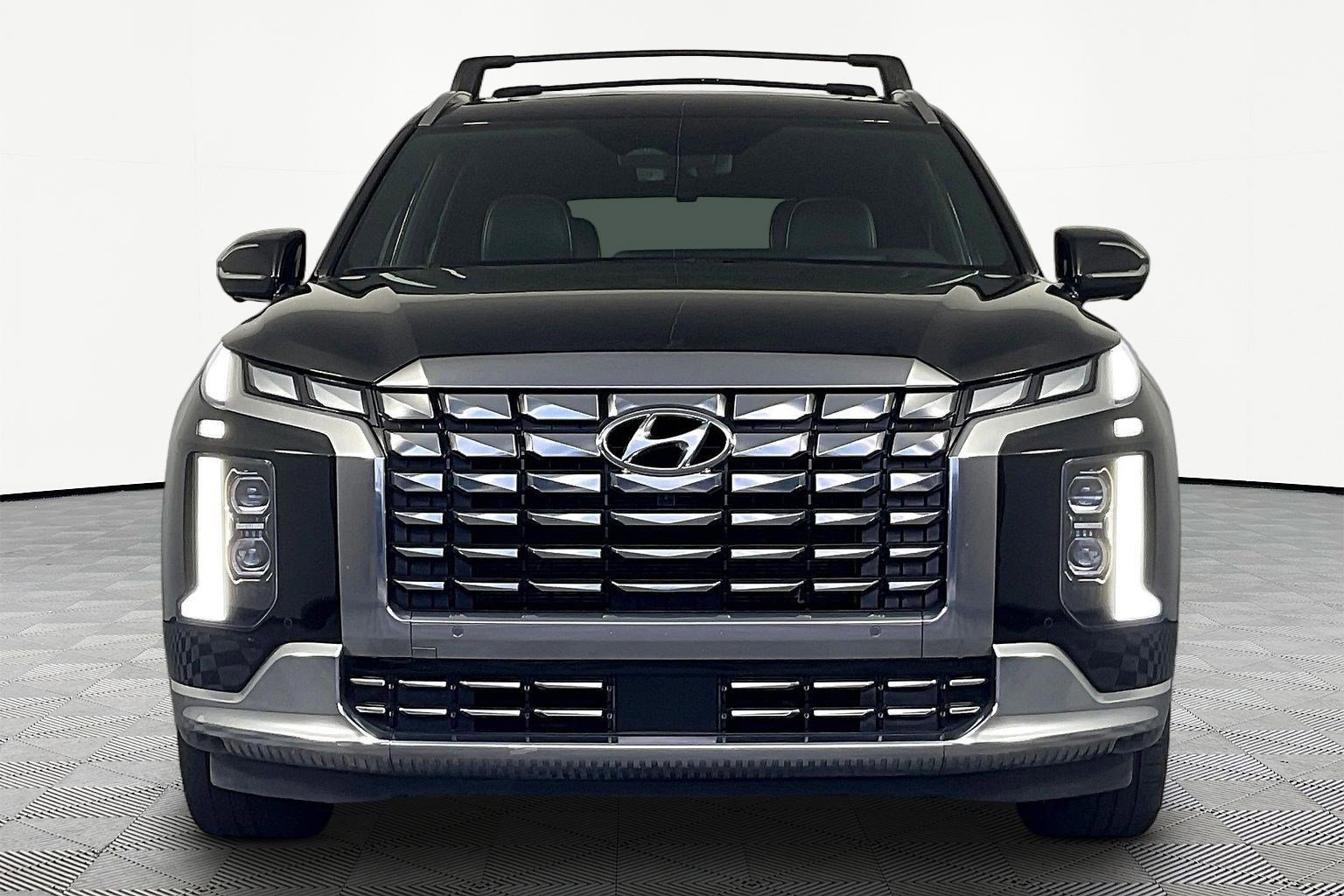 Used 2024 Hyundai Palisade Calligraphy FWD image 2
