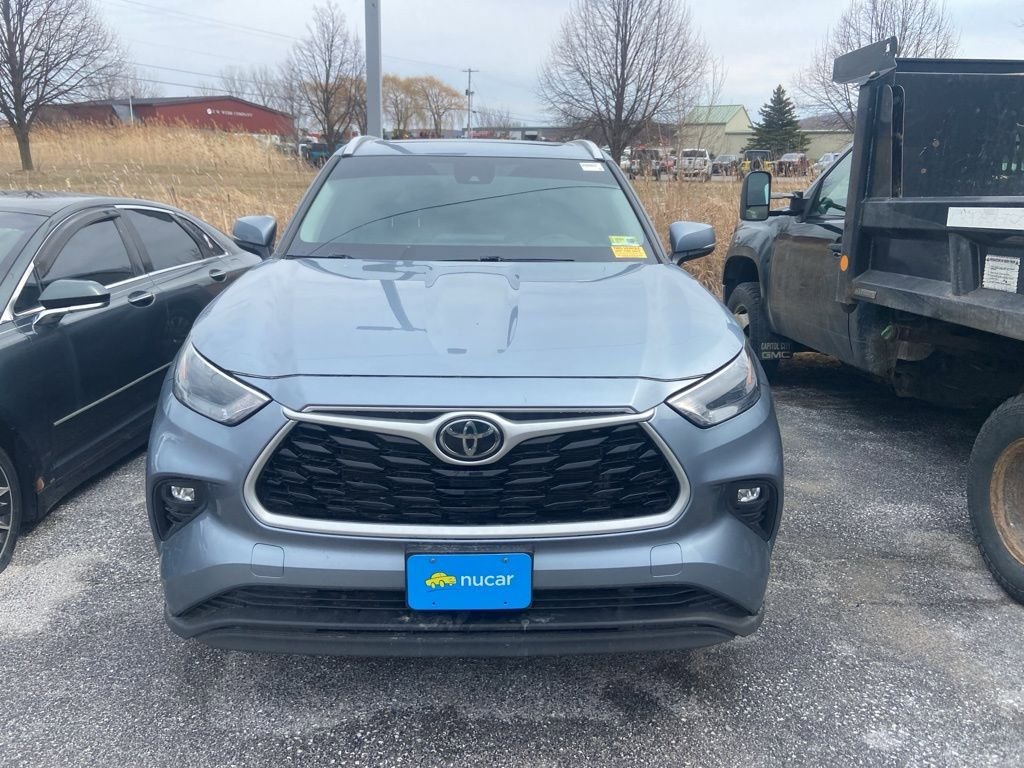 Used 2022 Toyota Highlander XLE AWD/4WD image 2