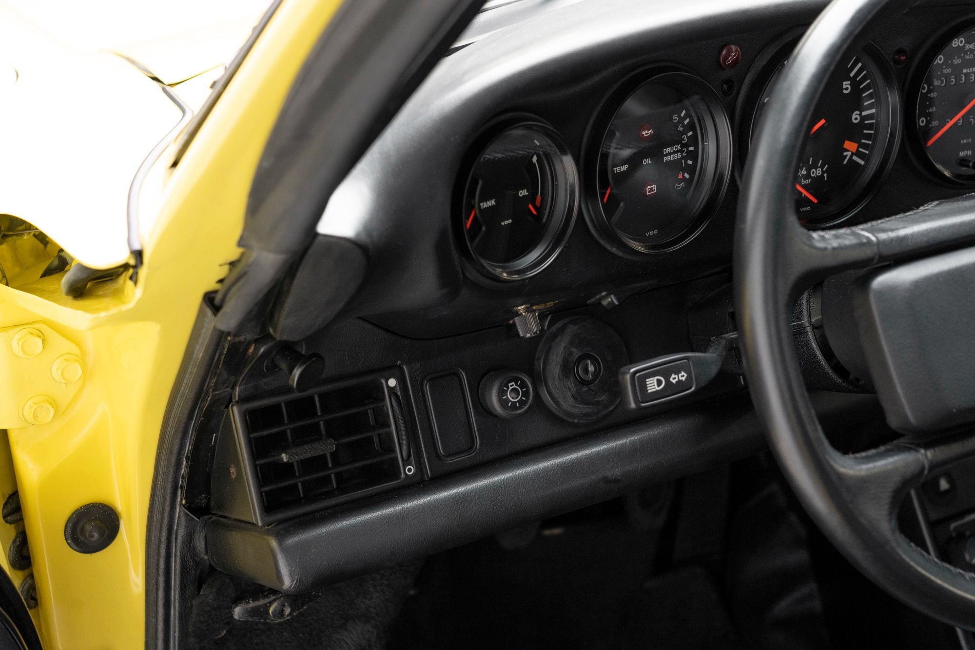 Used 1988 Porsche 911 Carrera RWD image 23