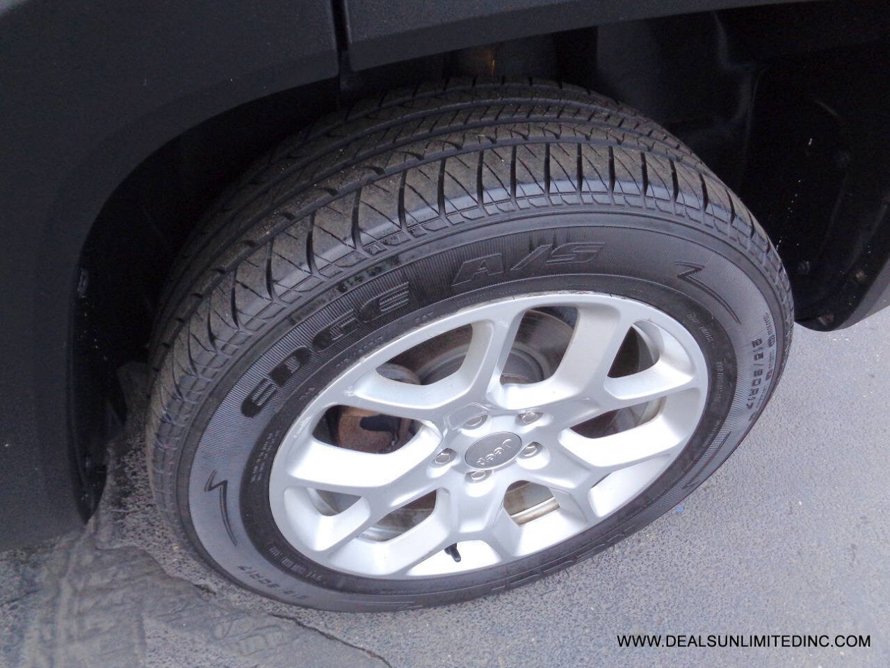 Used 2017 Jeep Renegade Latitude w/ Cold Weather Group image 8