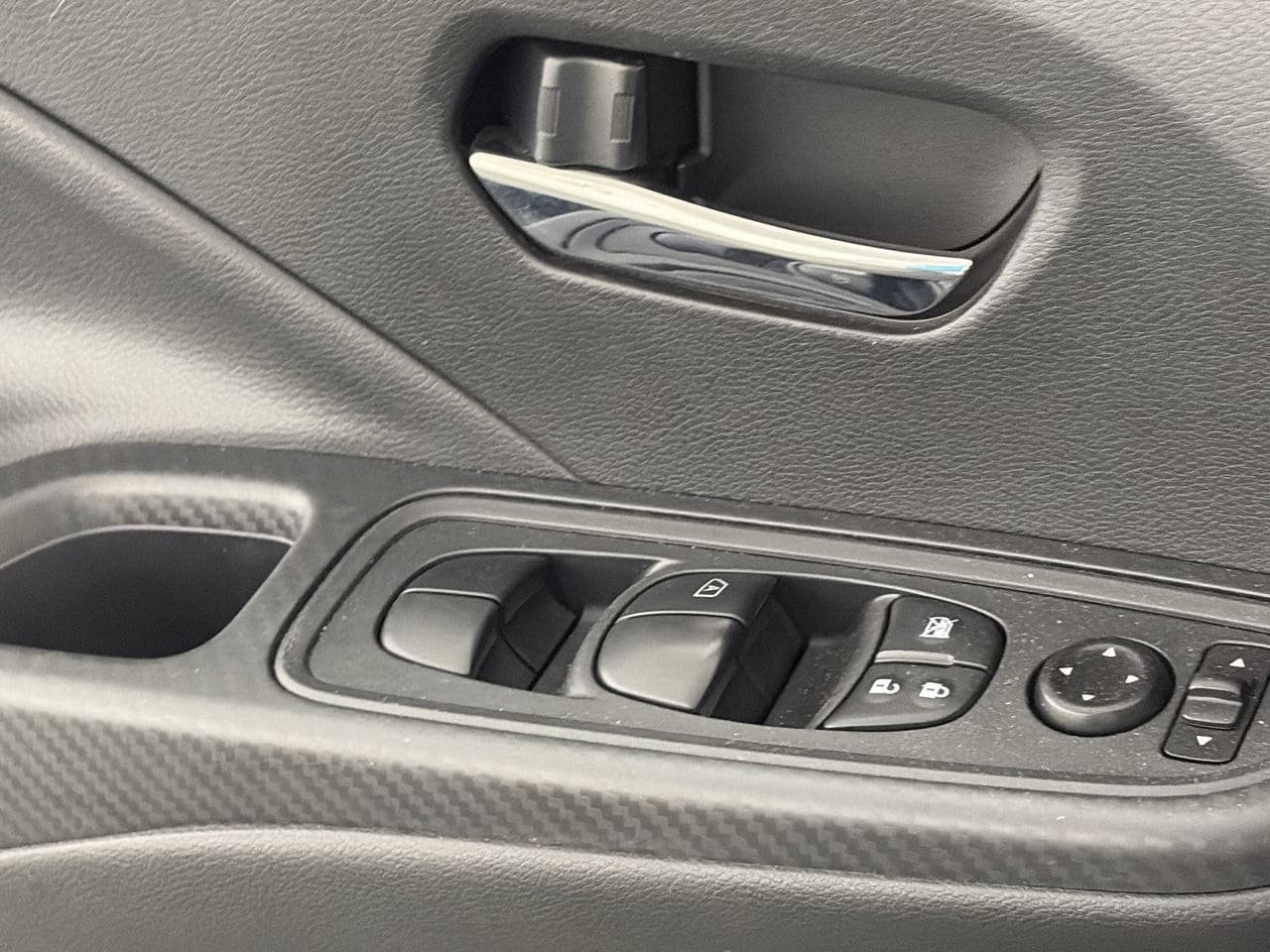 Used 2025 Nissan Versa SV FWD image 17