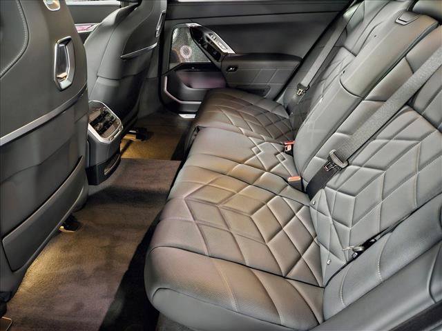 New 2026 BMW i7 M70 AWD/4WD image 13