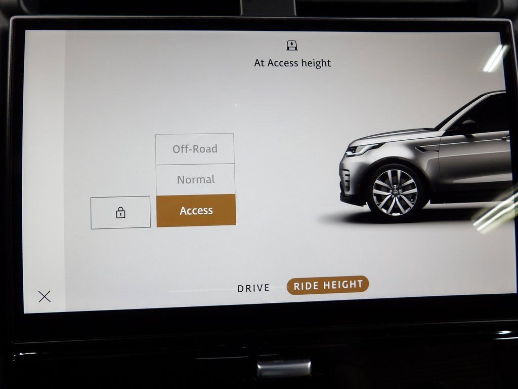 Used 2024 Land Rover Discovery Dynamic SE image 20