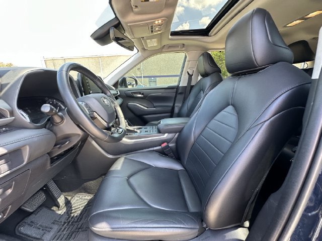 Used 2021 Toyota Highlander XLE AWD/4WD image 28