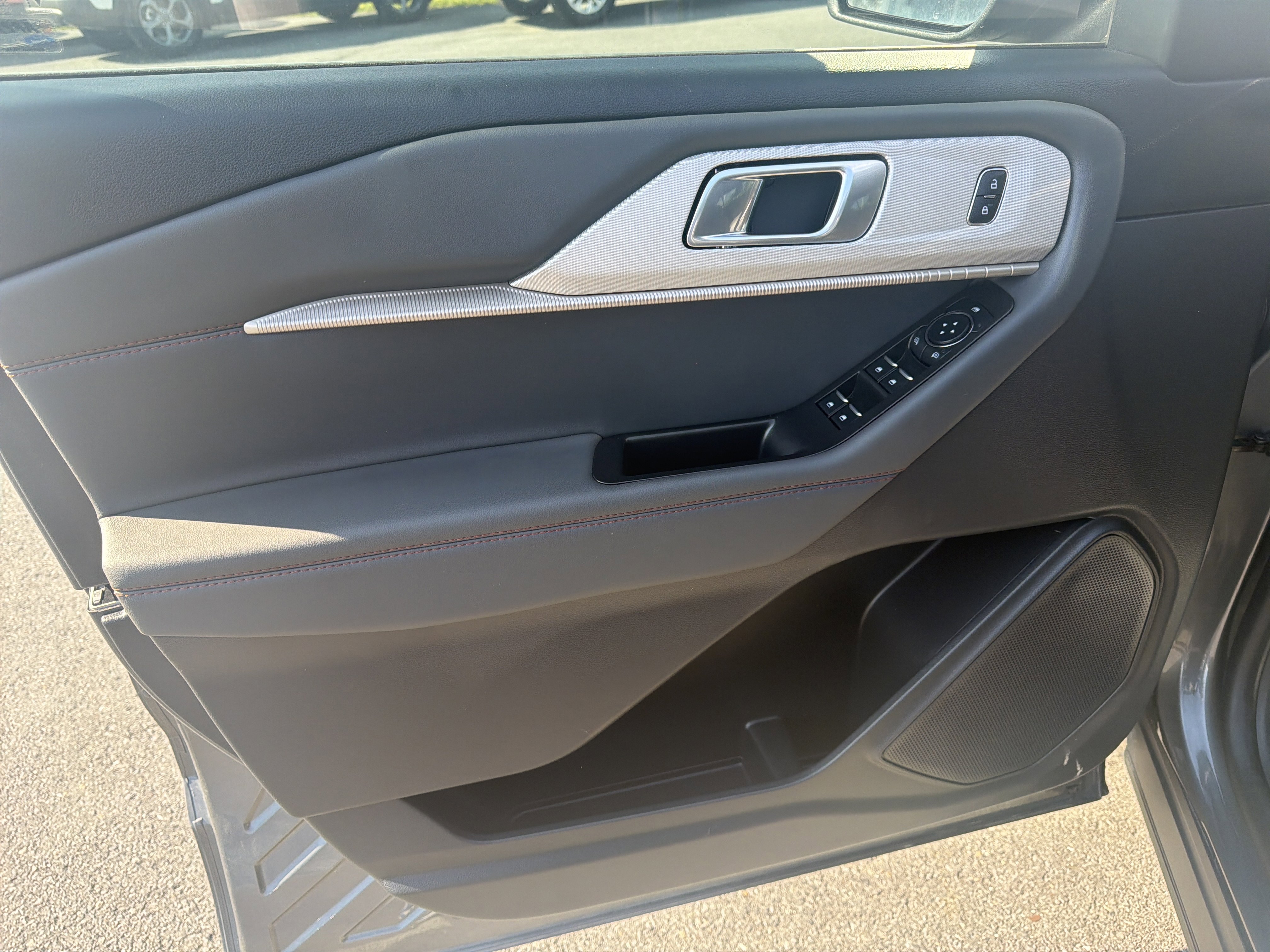 Used 2025 Ford Explorer Active w/ Active Comfort Package RWD image 16