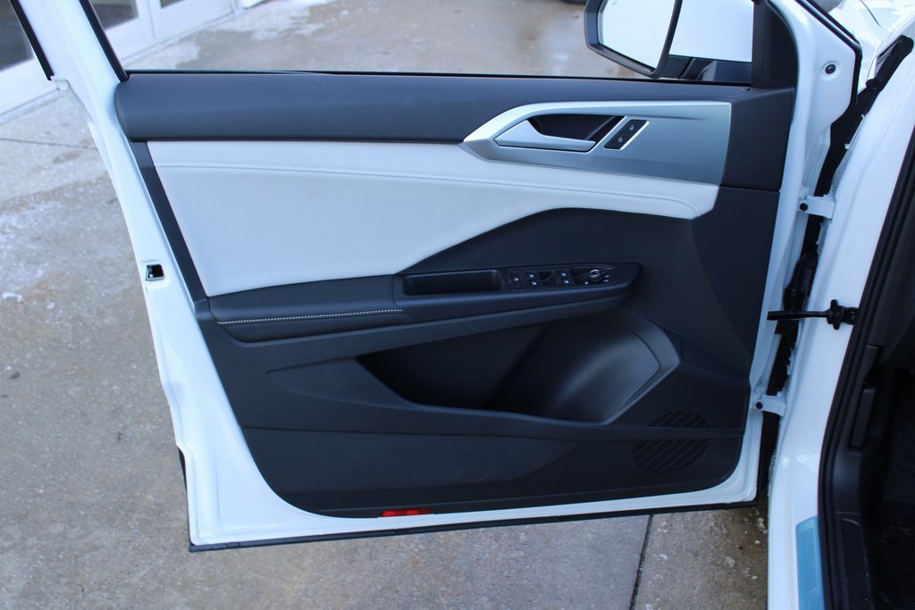 Certified 2025 Volkswagen Taos SE image 7