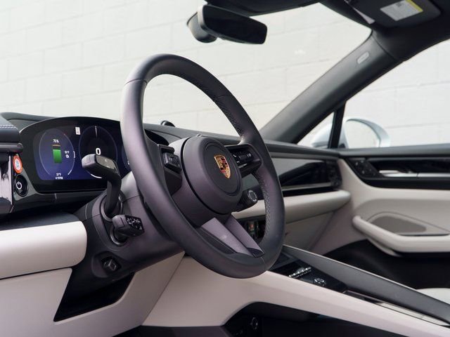 Certified 2025 Porsche Macan Electric image 4