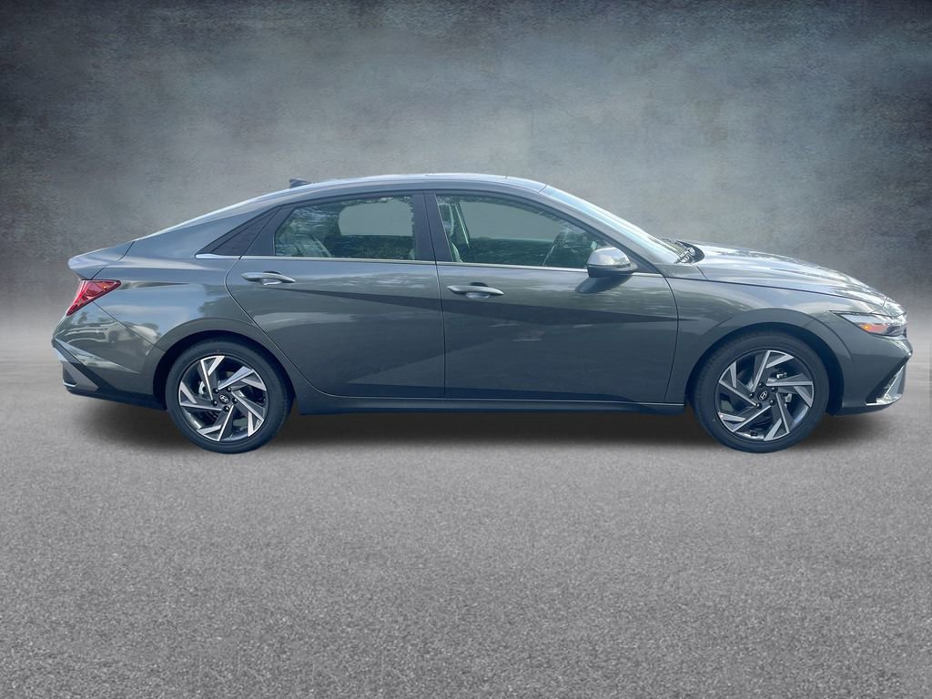 New 2025 Hyundai Elantra Limited image 32