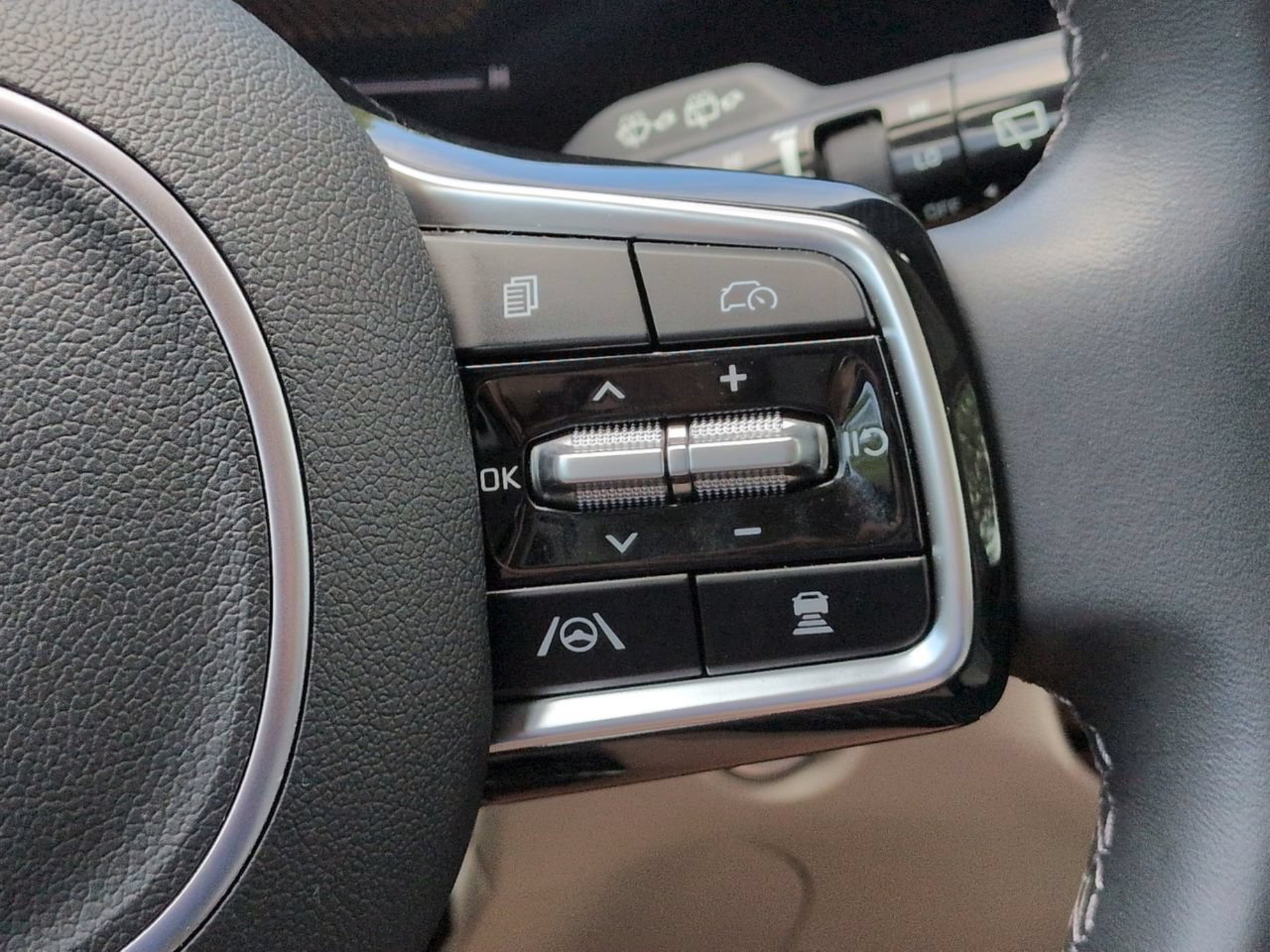 Certified 2025 Kia Sorento S w/ Panoramic Sunroof Package FWD image 33