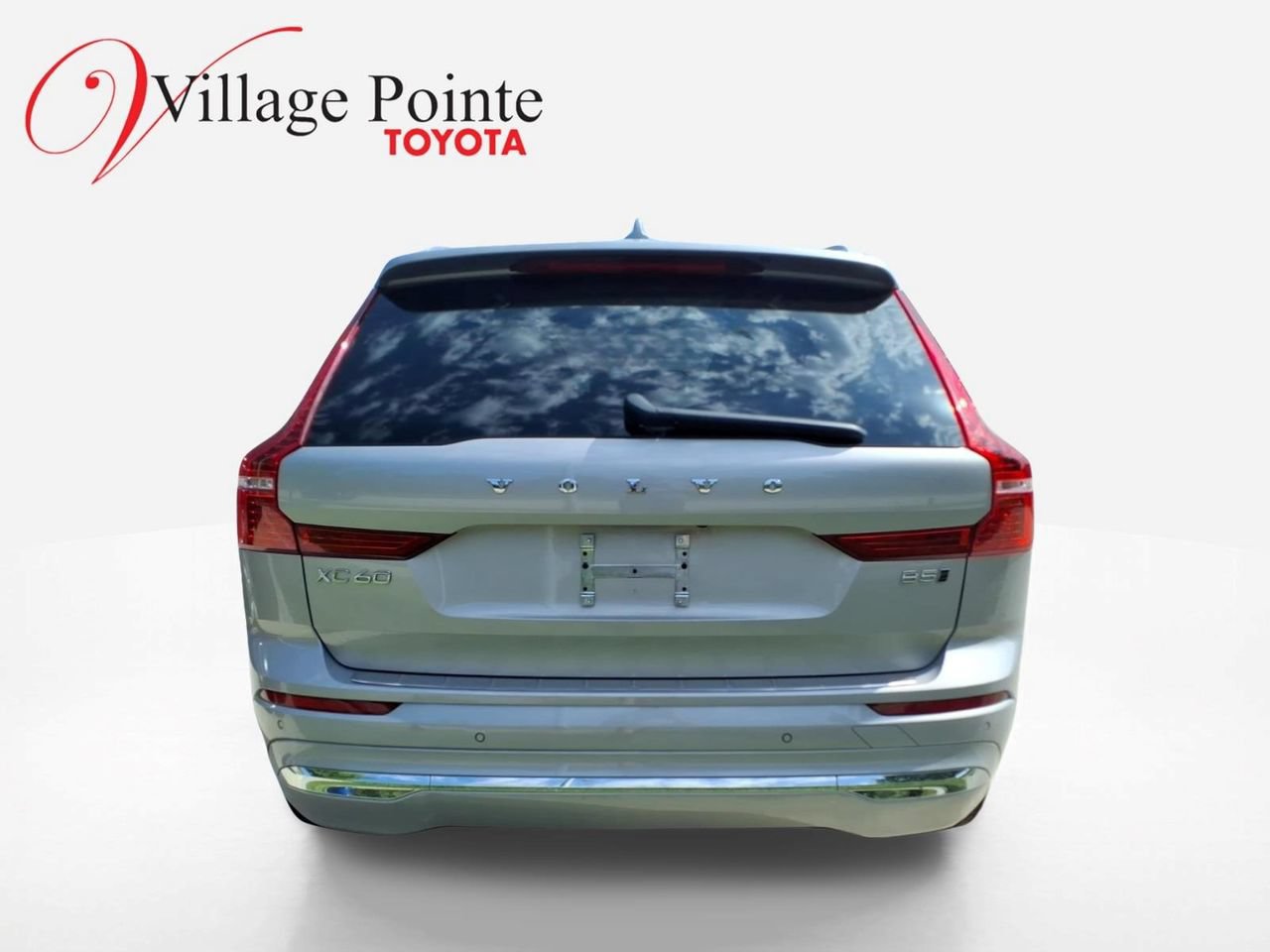 Used 2023 Volvo XC60 B5 Plus w/ Climate Package AWD/4WD image 3
