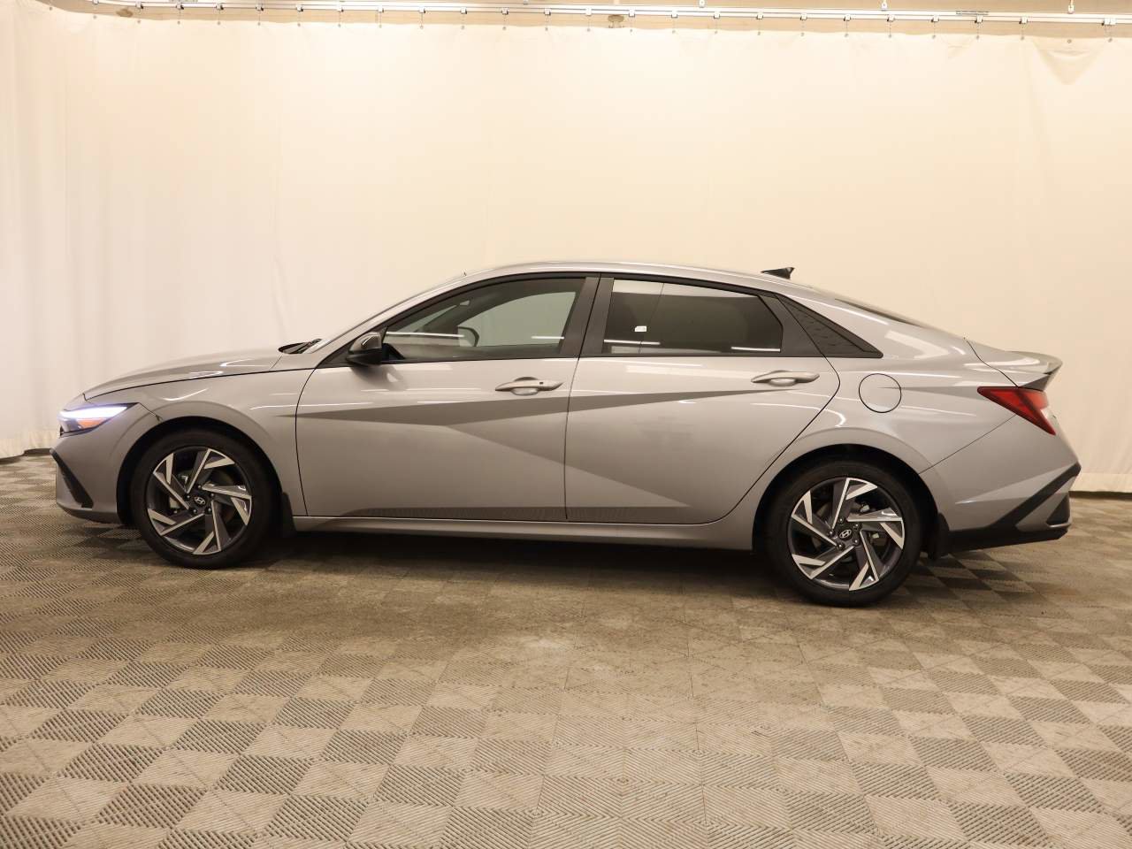 Used 2025 Hyundai Elantra Sport image 2