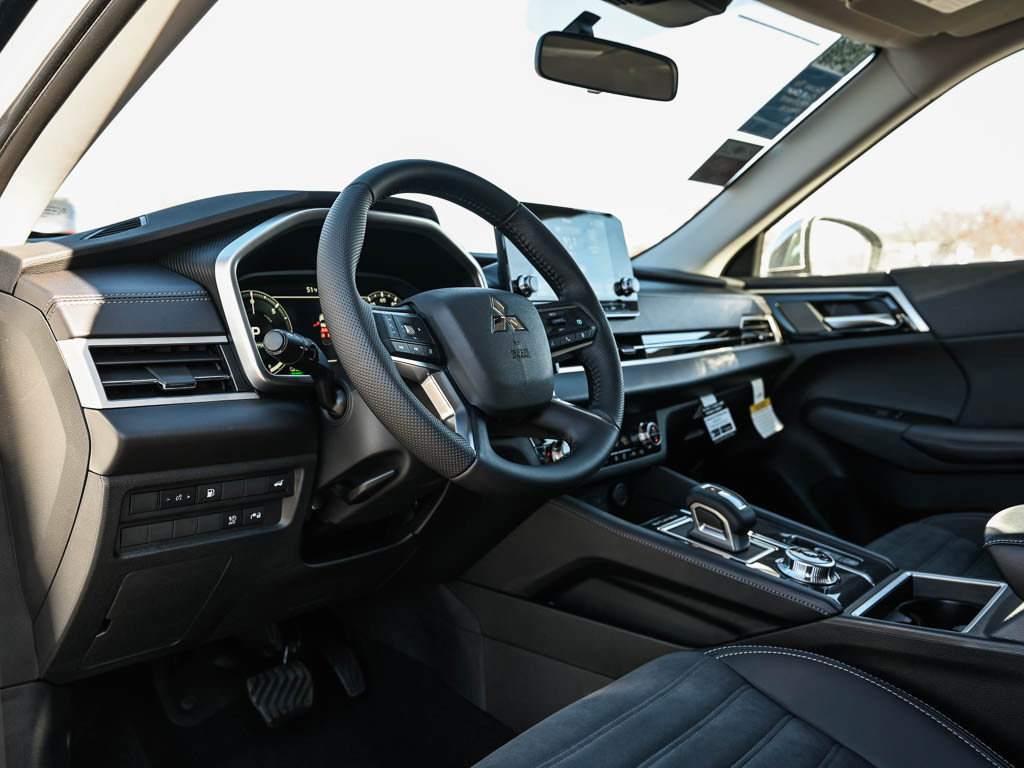 New 2025 Mitsubishi Outlander SE image 19