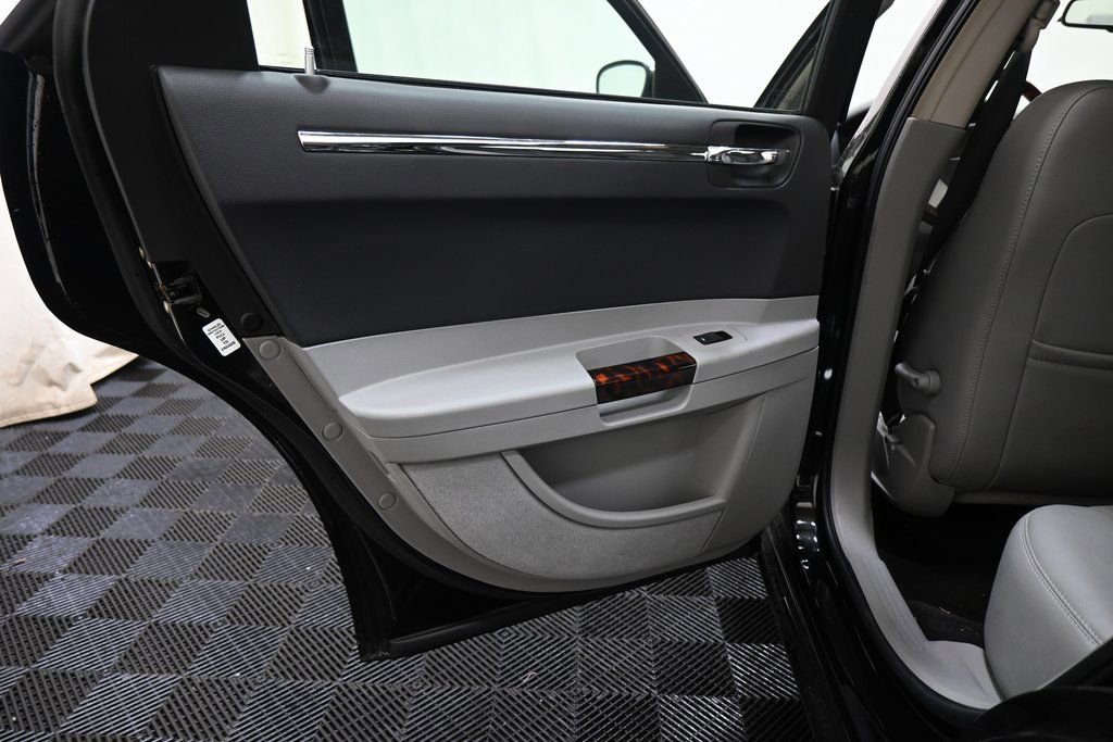 Used 2006 Chrysler 300 C w/ Sound Group II image 22