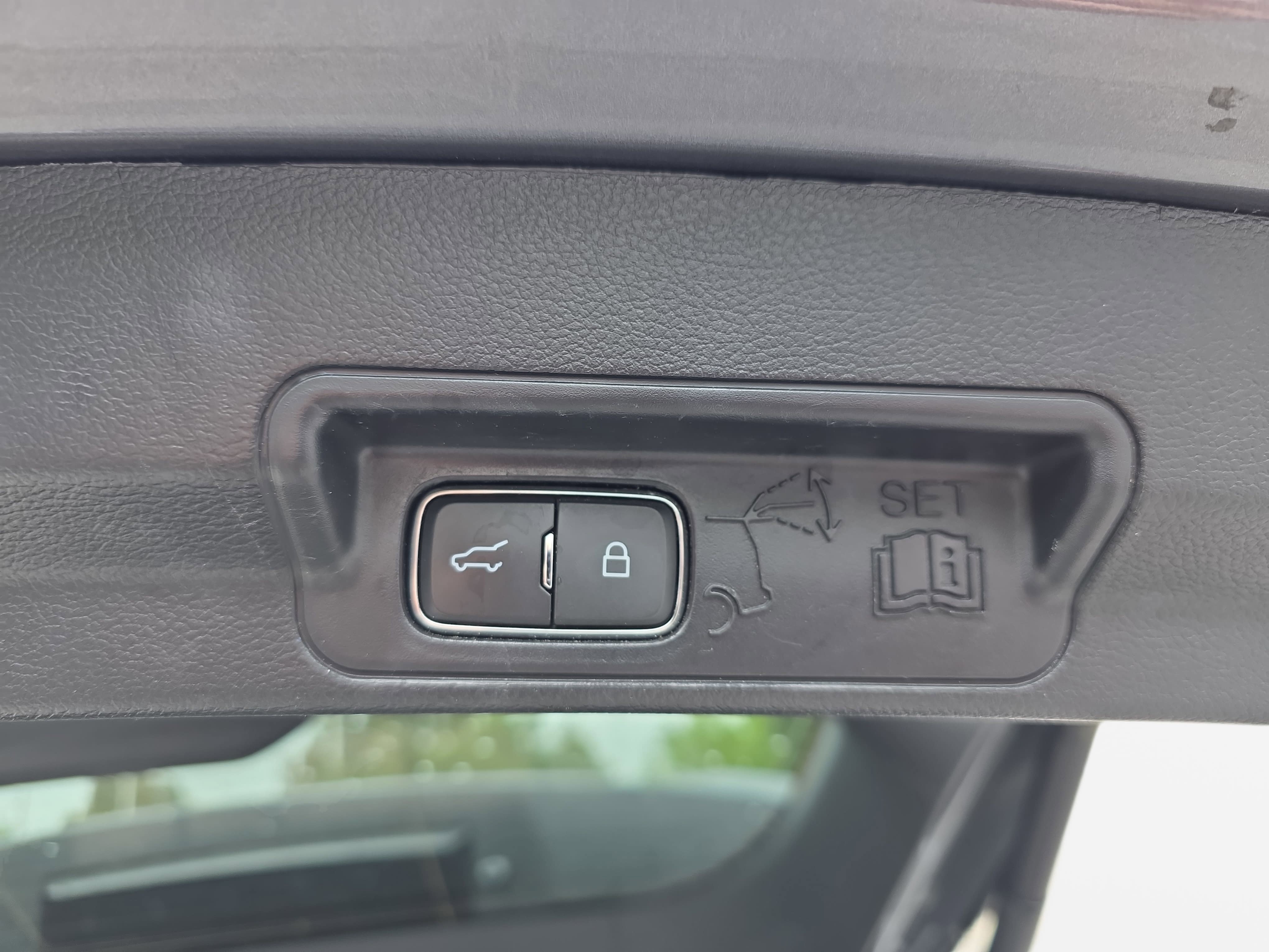 Used 2022 Ford Explorer XLT w/ Equipment Group 202A RWD image 11