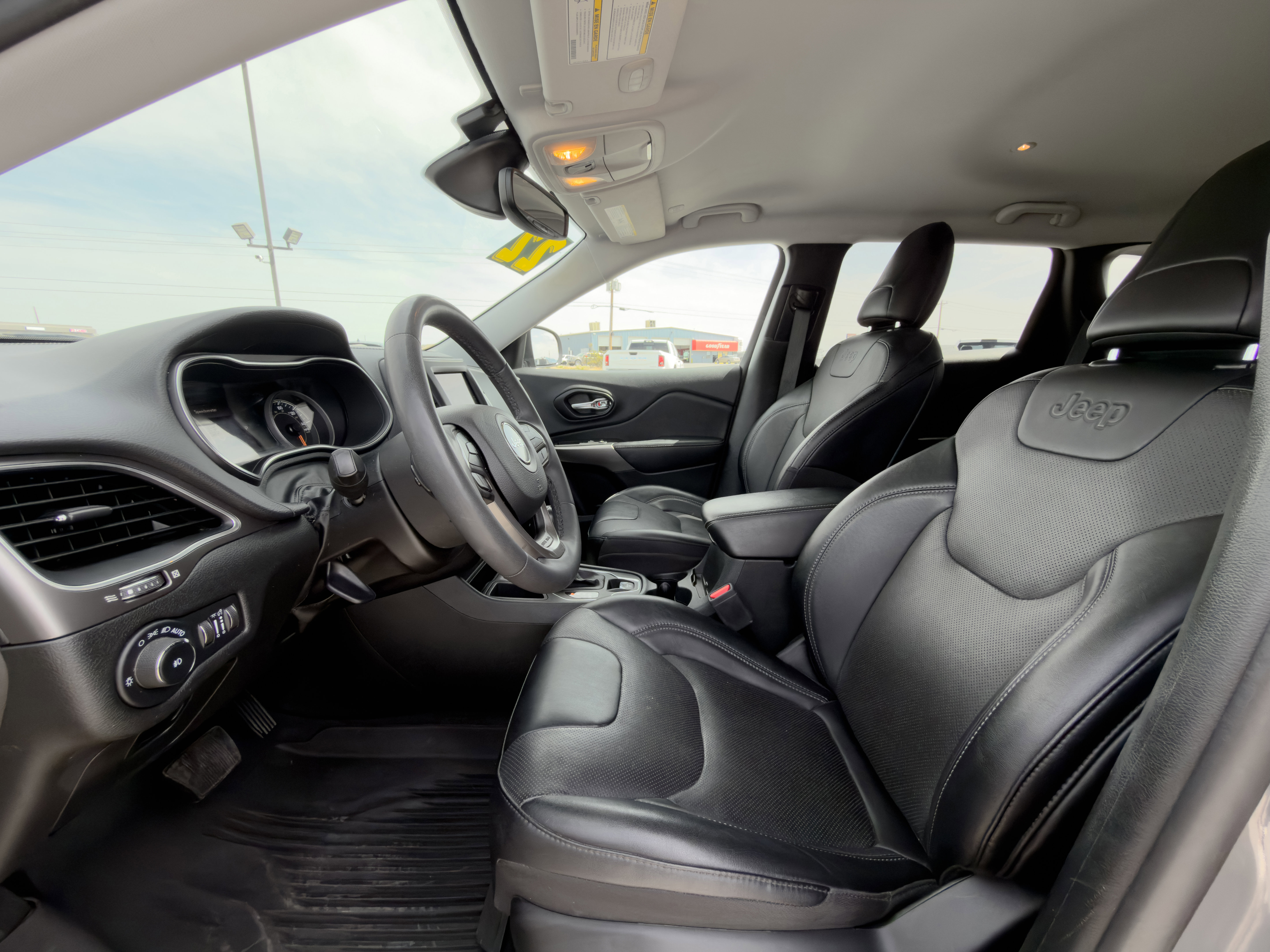 Used 2022 Jeep Cherokee Latitude Lux w/ Mopar Interior Package FWD image 11