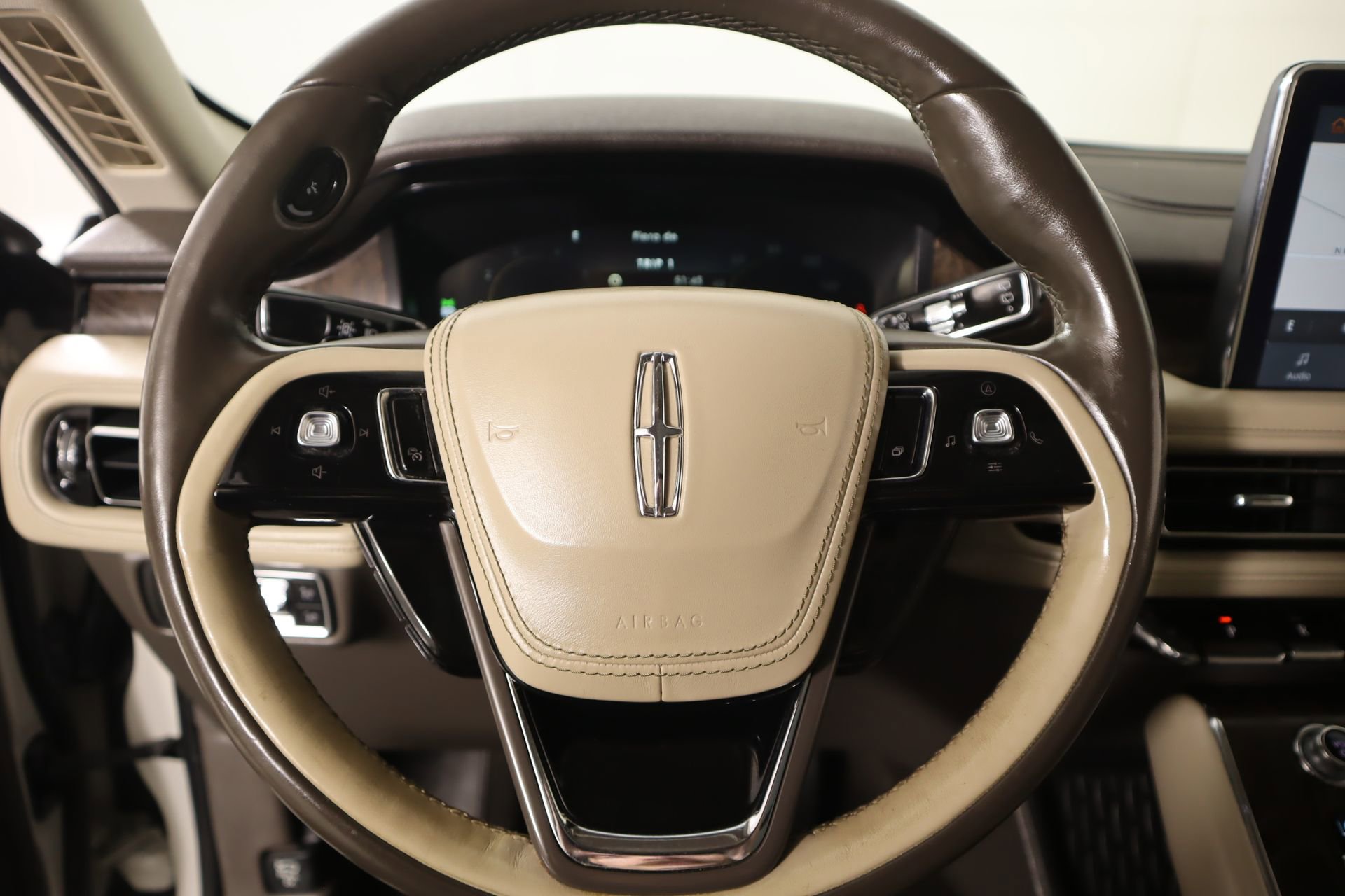 Used 2020 Lincoln Aviator Reserve w/ Equipment Group 202A image 3