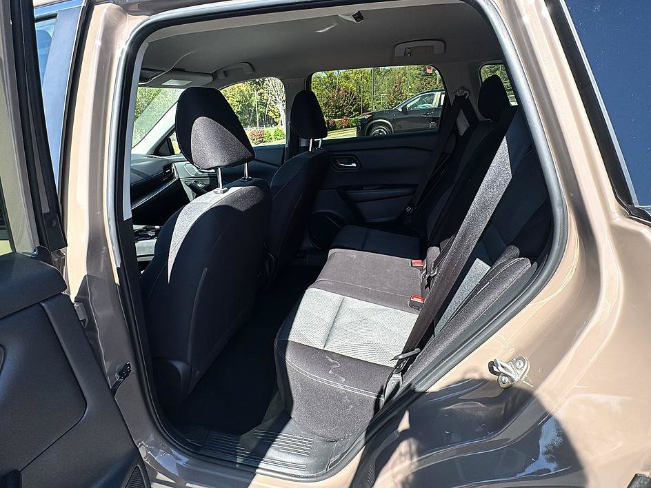 Certified 2025 Nissan Rogue SV FWD image 17