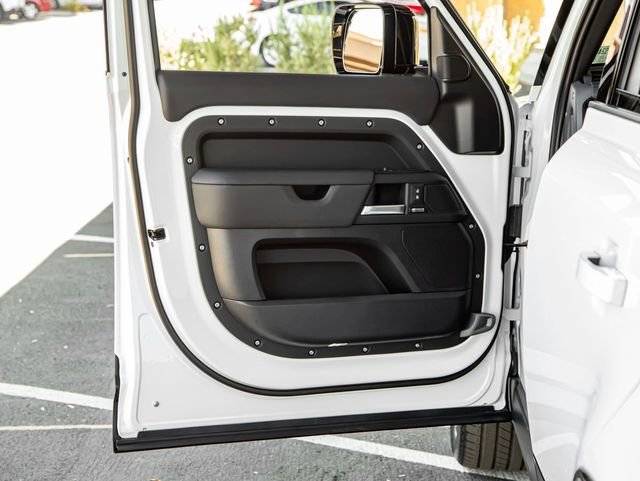 Used 2025 Land Rover Defender 110 X-Dynamic SE image 12