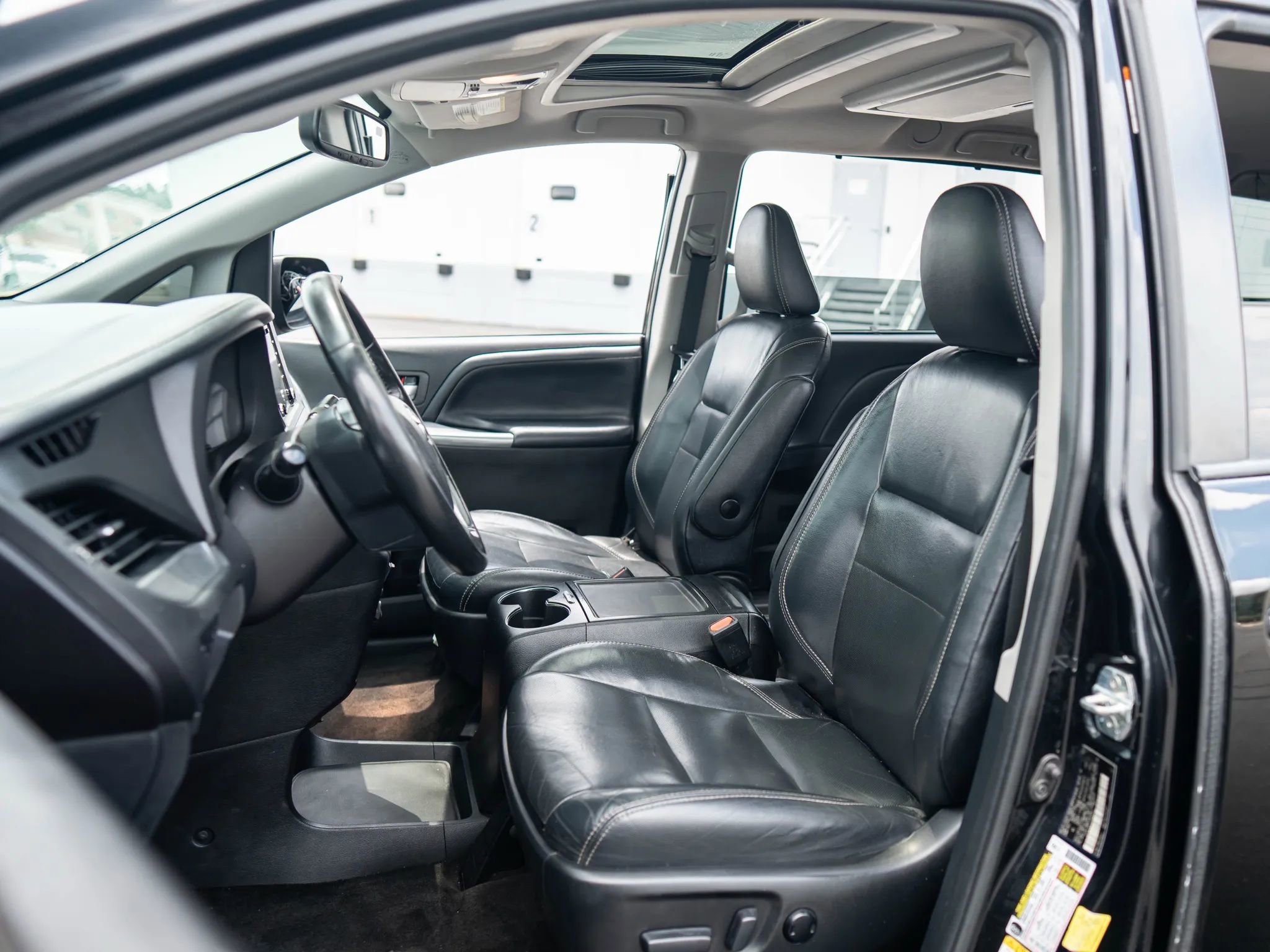 Used 2018 Toyota Sienna SE image 28
