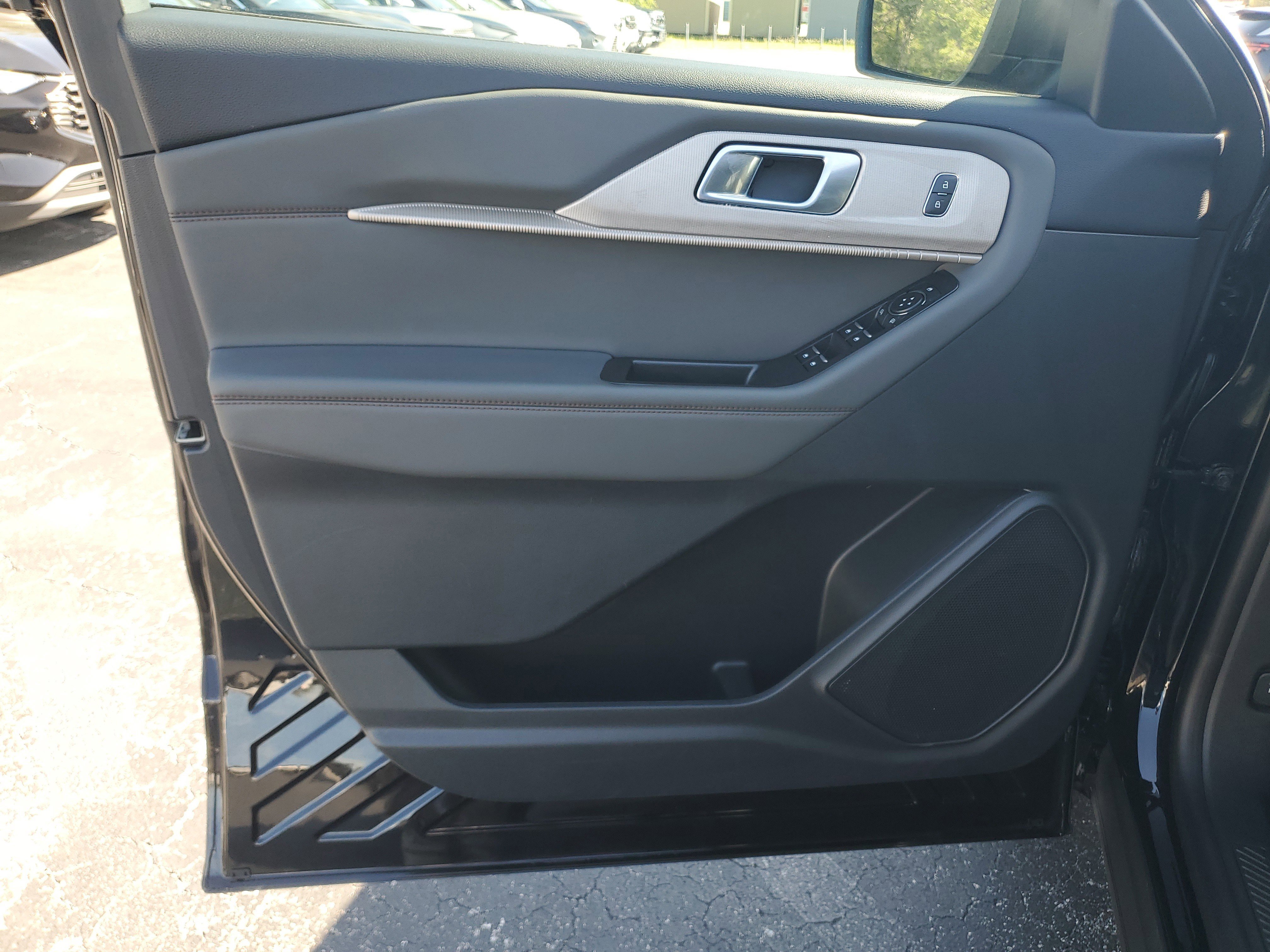 Used 2025 Ford Explorer Active RWD image 17