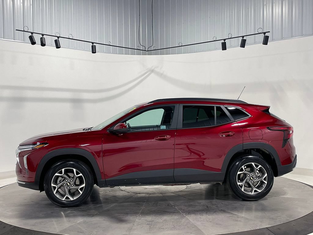 Used 2025 Chevrolet Trax LT FWD image 14