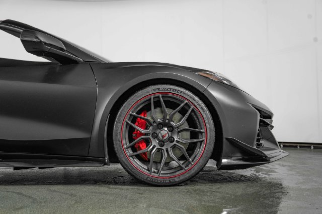 Used 2024 Chevrolet Corvette Z06 RWD image 11