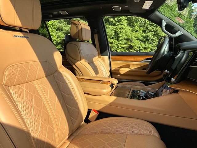 Used 2025 Jeep Grand Wagoneer L Series III w/ Rear Seat Video Group 1 AWD/4WD image 17