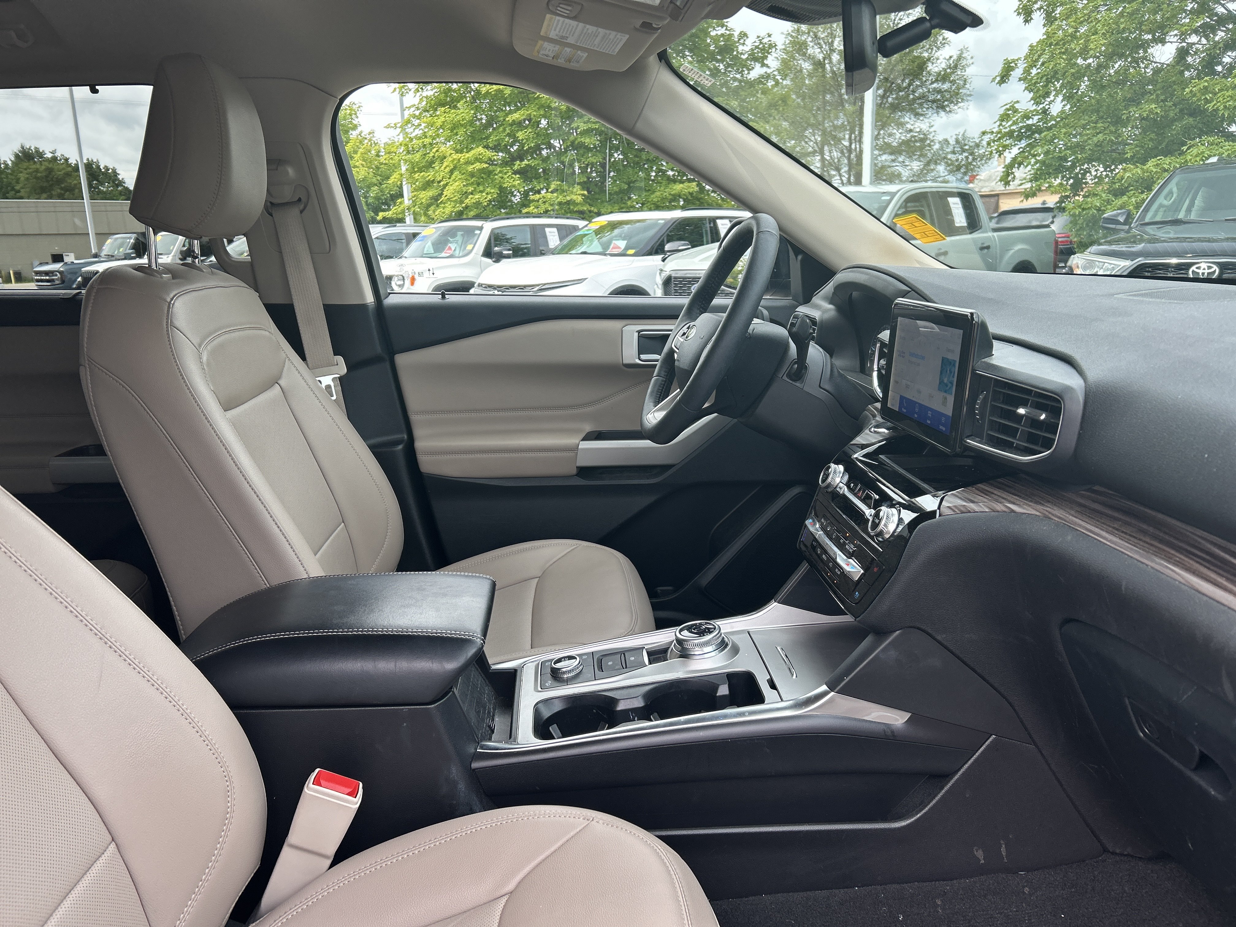 Used 2024 Ford Explorer Limited w/ Equipment Group 301A AWD/4WD image 9