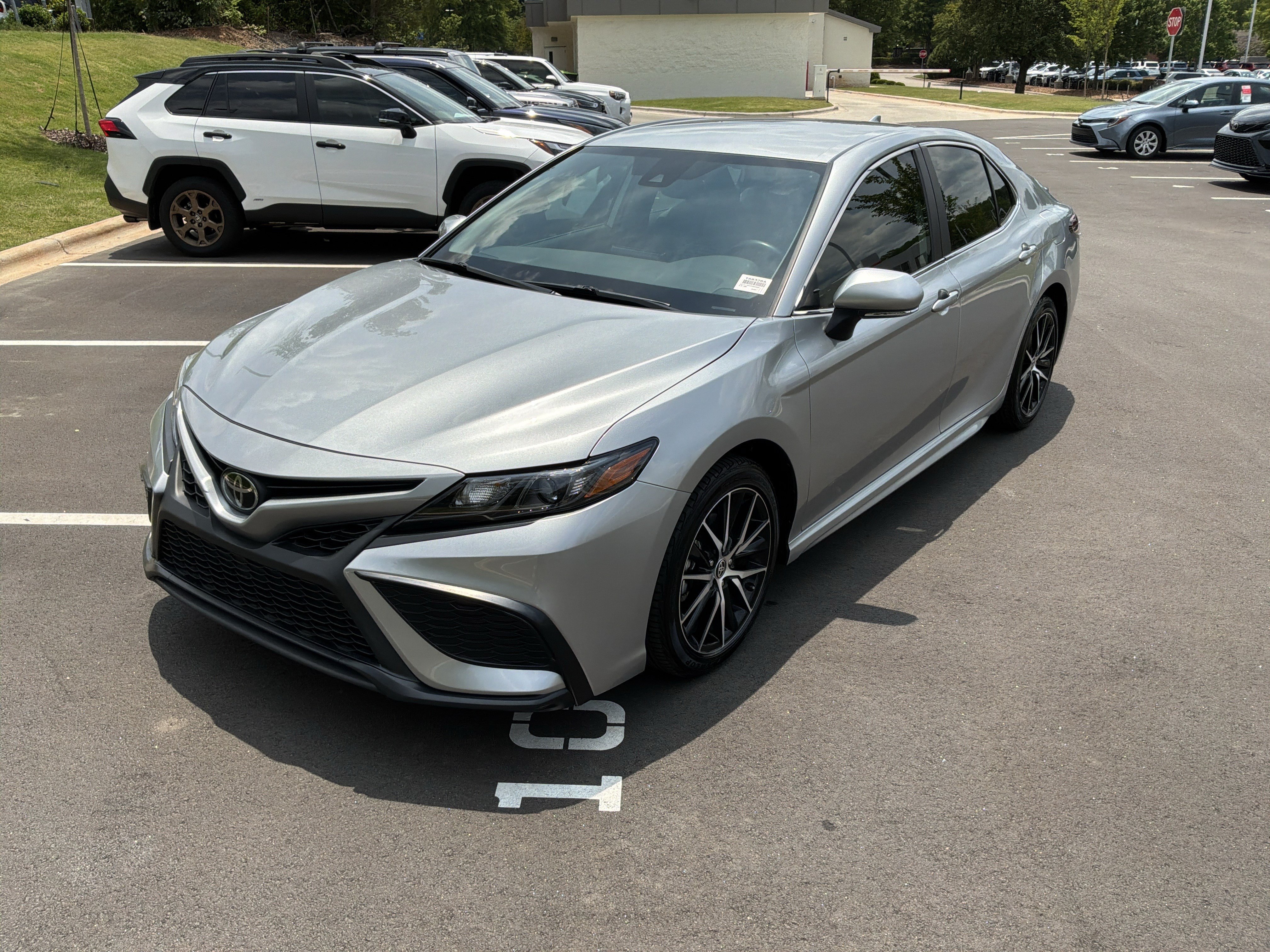 Used 2023 Toyota Camry SE w/ Convenience Package FWD image 5