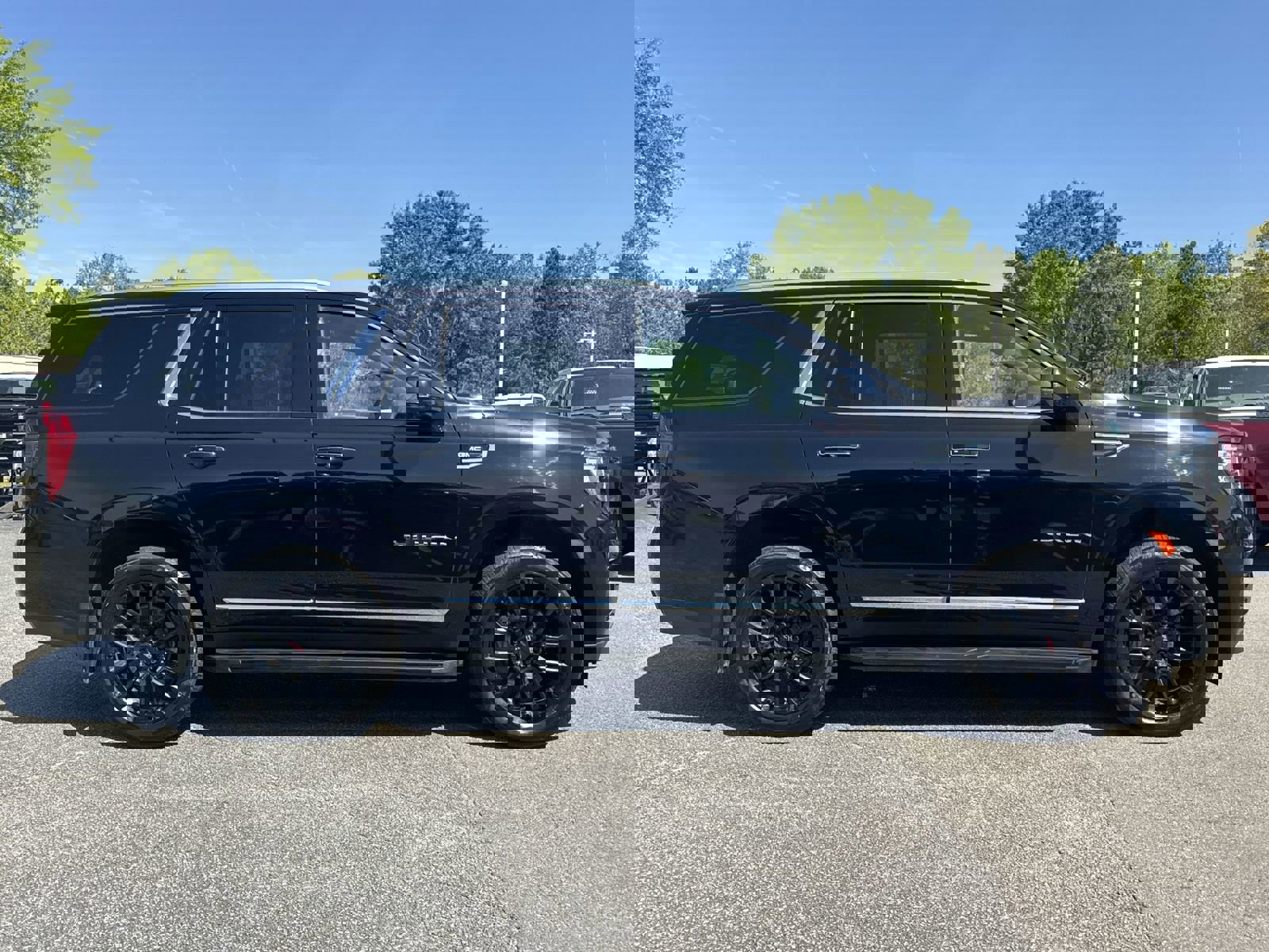 Used 2024 GMC Yukon SLT w/ SLT Luxury Package image 11