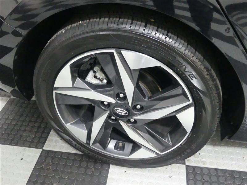 Used 2022 Hyundai Elantra Limited image 17