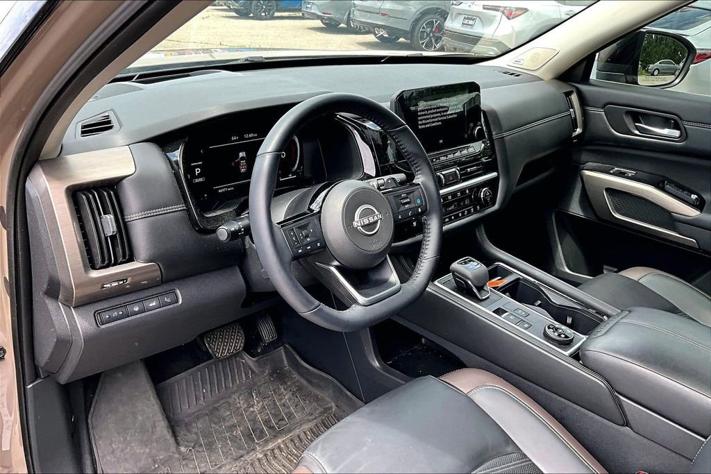 Used 2024 Nissan Pathfinder Platinum w/ Black Appearance Package AWD/4WD image 17