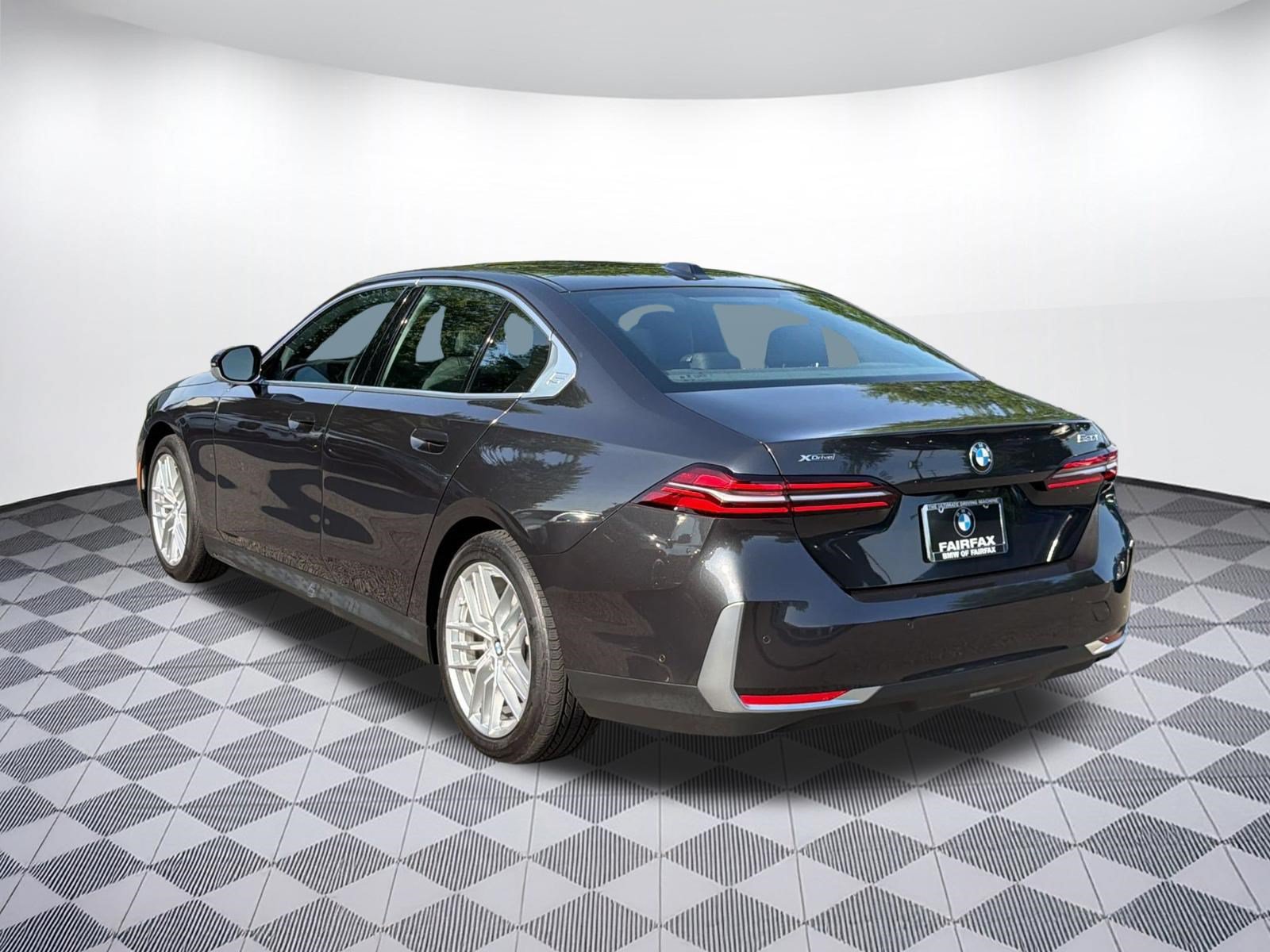 Used 2025 BMW 530i xDrive AWD/4WD image 3