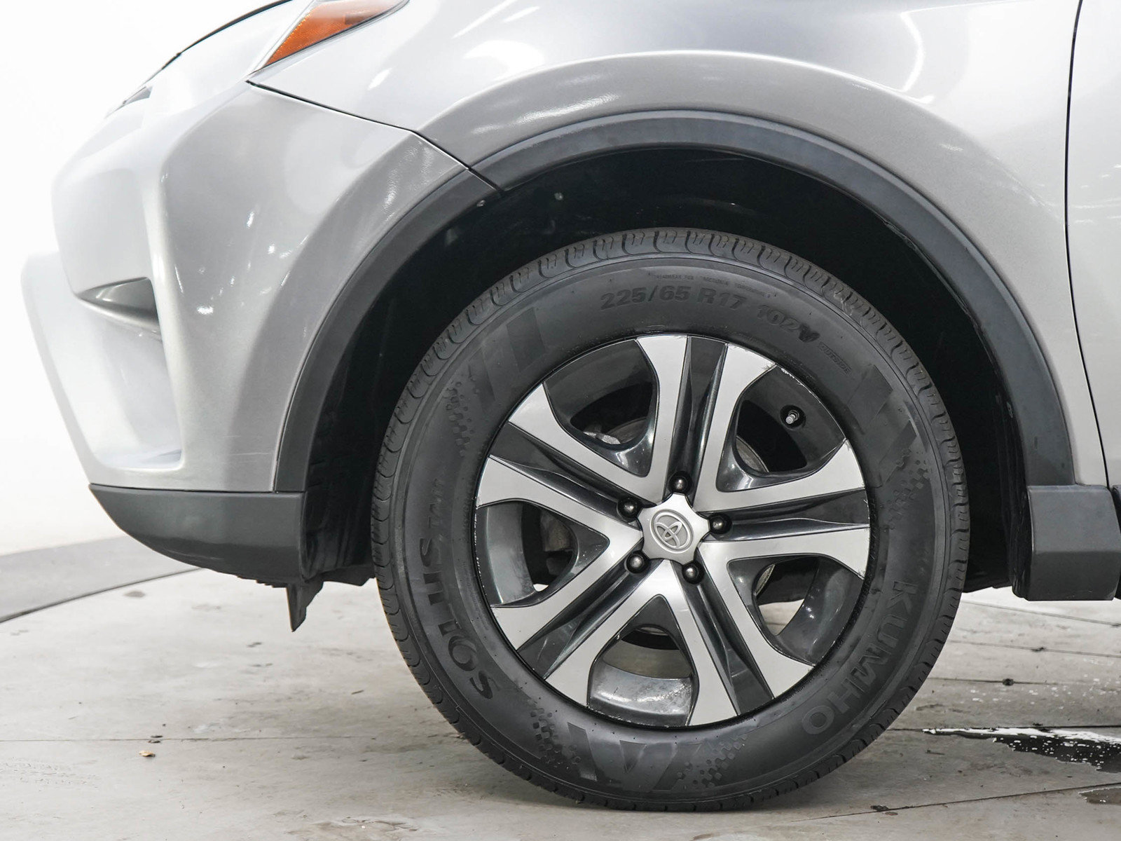 Used 2018 Toyota RAV4 LE w/ All Weather Liner Package AWD/4WD image 27