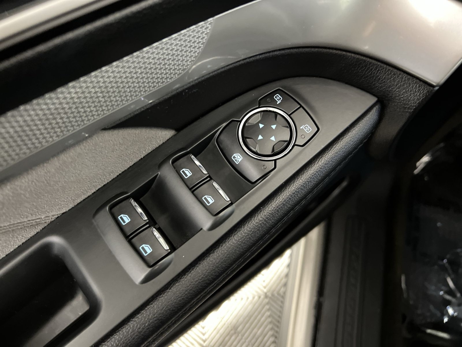 Used 2017 Ford Explorer XLT w/ Equipment Group 202A AWD/4WD image 15