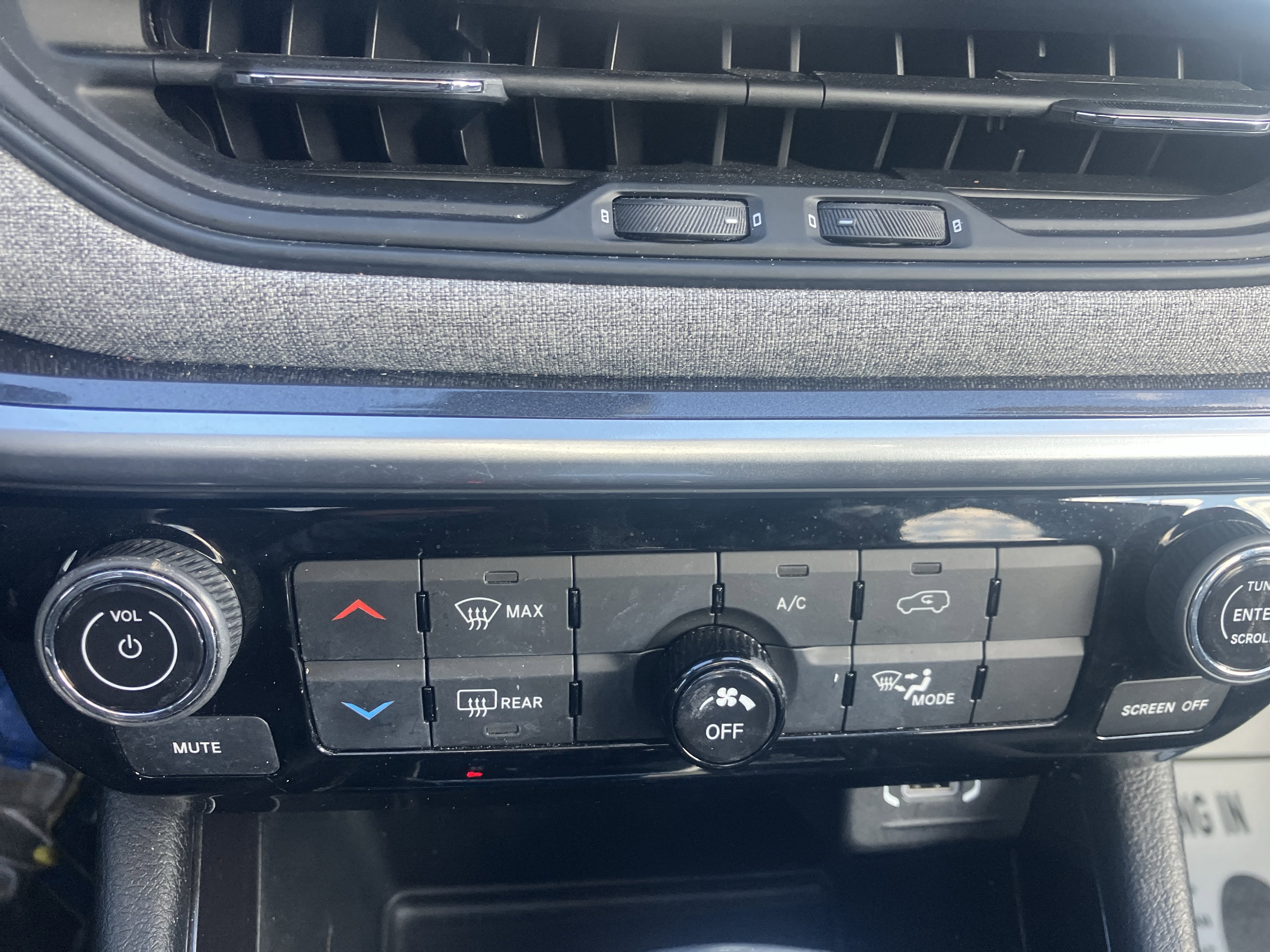 Used 2022 Jeep Compass Latitude w/ Sun and Sound Group AWD/4WD image 26
