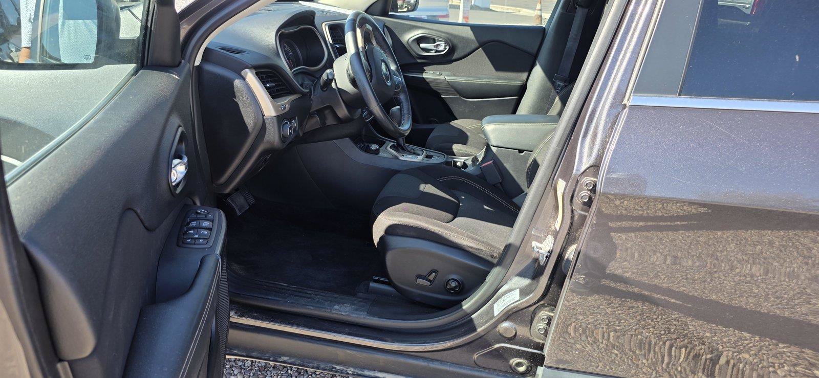 Used 2017 Jeep Cherokee Latitude w/ Safety/Convenience Group AWD/4WD image 14