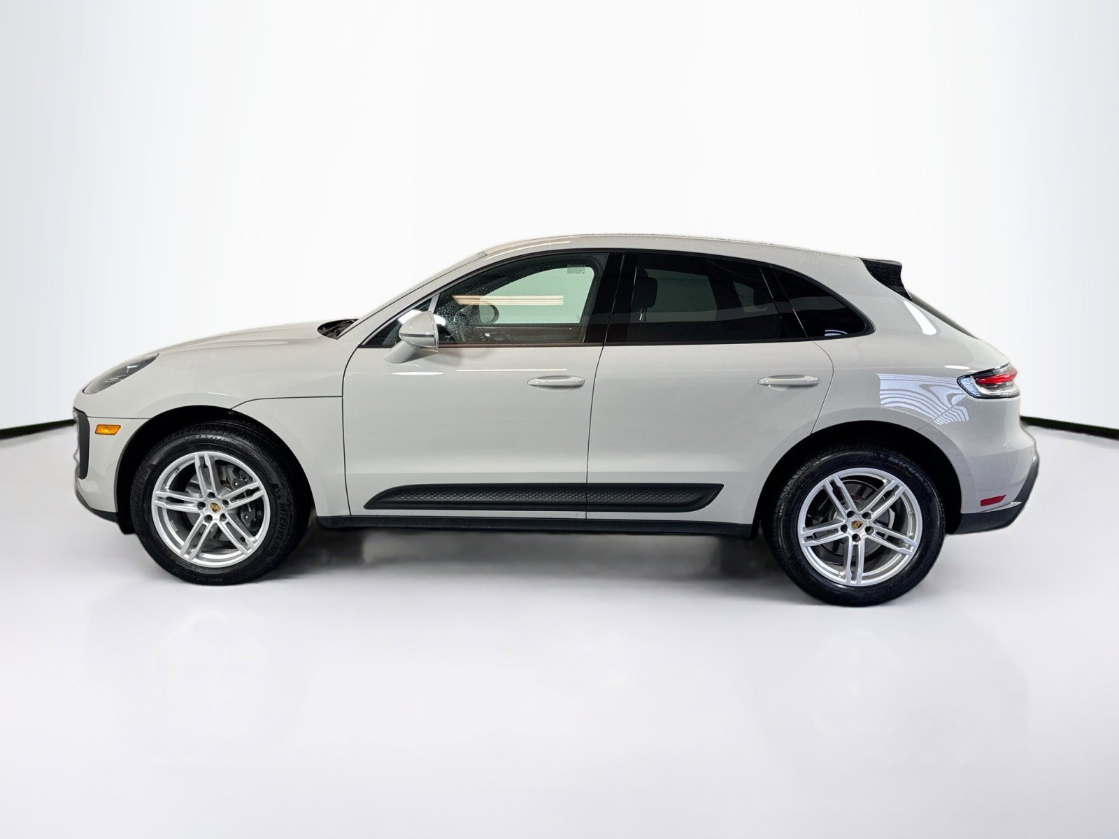 Certified 2025 Porsche Macan AWD/4WD image 2
