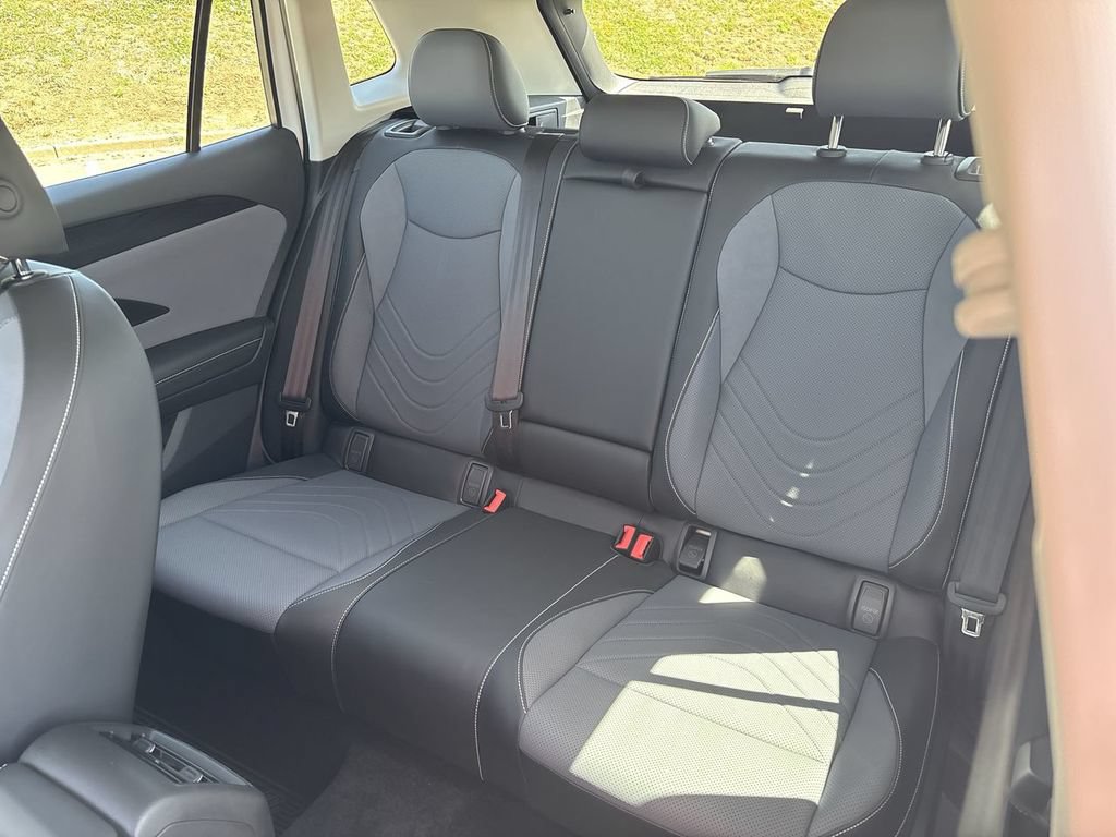 Used 2025 Volkswagen Tiguan SE AWD/4WD image 28